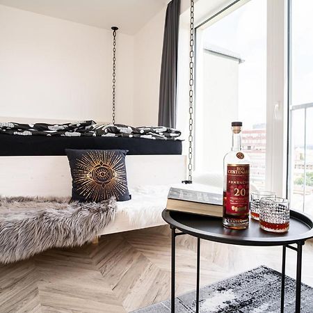 Zeppelin Studio With An Industrial View - Brno Apartment ภายนอก รูปภาพ
