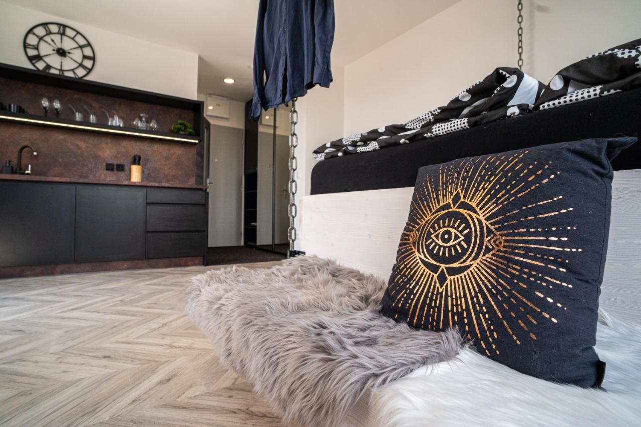 Zeppelin Studio With An Industrial View - Brno Apartment ภายนอก รูปภาพ